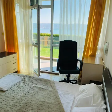 S08 Apartment With Patio And Sea View 네세부르